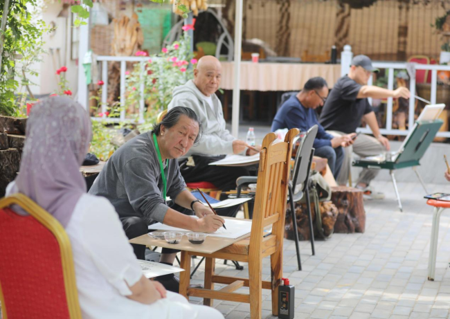 杨晓阳、马海方在关渠村农院写生