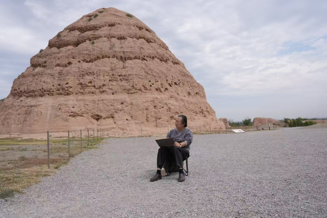 杨晓阳在西夏陵写生