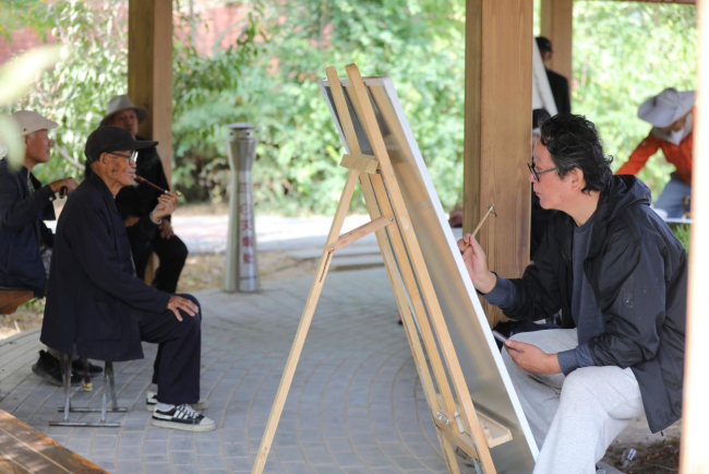 张江舟在眉月湖乡写生