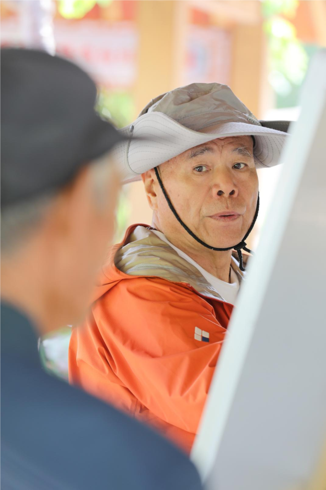 马海方在眉月湖乡写生