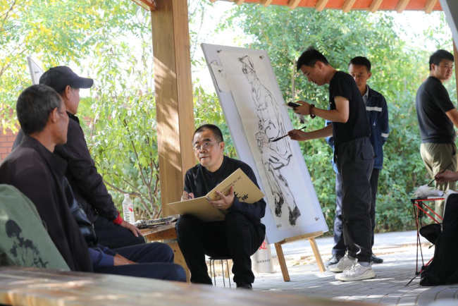 周一新在眉月湖乡写生