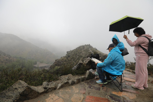 马海方在滚钟口写生