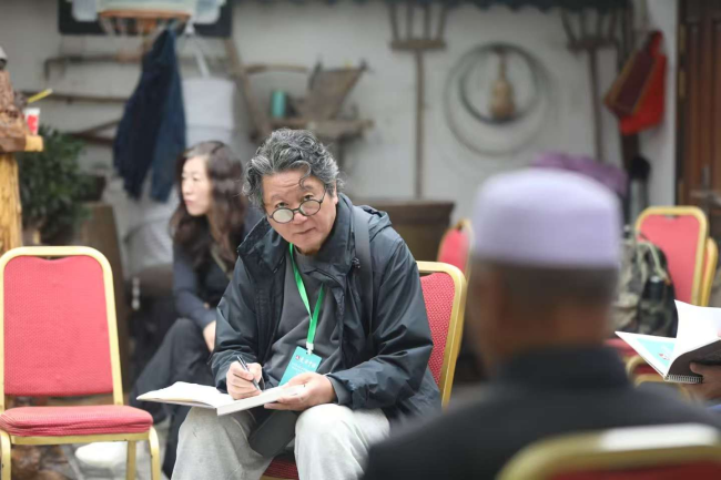 张江舟在关渠村农院写生