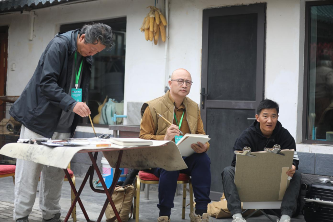 张江舟、李东星、柳普军在关渠村农家写生