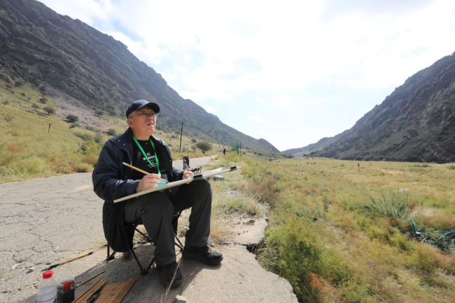 崔晓东在贺兰山写生
