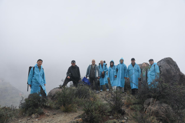 艺术家在贺兰山滚钟口采风